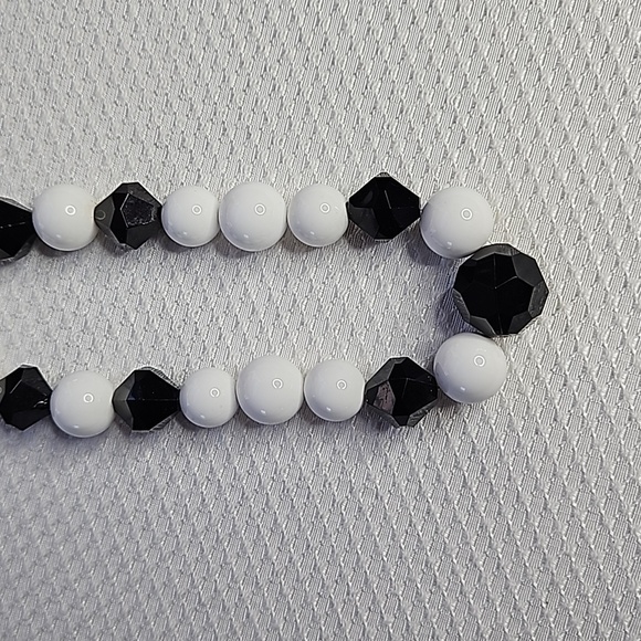 JOAN RIVERS BLACK AND WHITE CHUNCKY NECKLACE - Picture 6 of 8